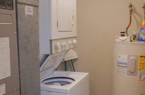 Ashley Oaks Apartment | Knoxville Home Close To It All!!
