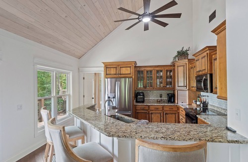 Stoney Point Landing House | L & L Lodge - Six bedrooms! Pet-Friendly!