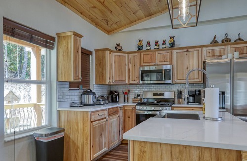 Cosby Cabin | La Hacienda Under the Sun - 2 Bedrooms, 2 Baths, Sleeps 4 by RedAwning