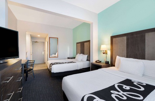Carter Lake Hotel | La Quinta Inn & Suites by Wyndham Omaha Airport Downtown