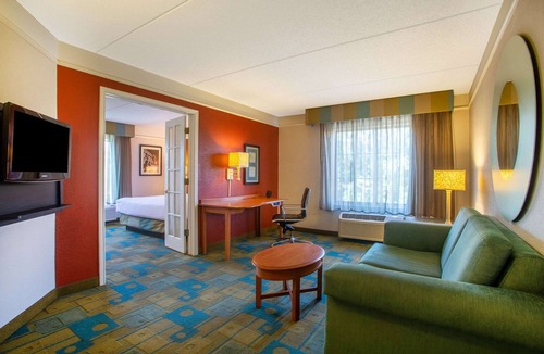 Charlotte Hotel | La Quinta Inn & Suites by Wyndham Charlotte Airport South