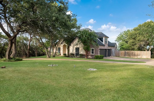 Belton House | Lake Access! 10 Acre Retreat, Pool and Hot tub