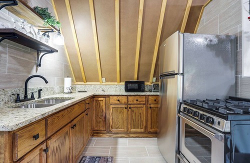 Cartersville Apartment | Lake Allatoona Area Studio w/2 Decks & Farm Views