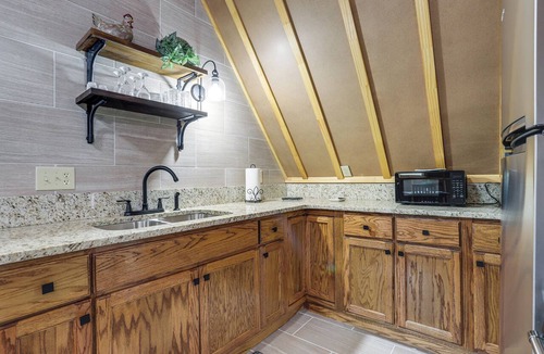 Cartersville Apartment | Lake Allatoona Area Studio w/2 Decks & Farm Views