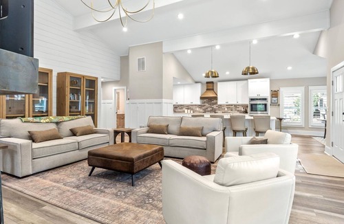 White House | Lake Allatoona house with private dock, hot tub & fire pit. Family and groups!