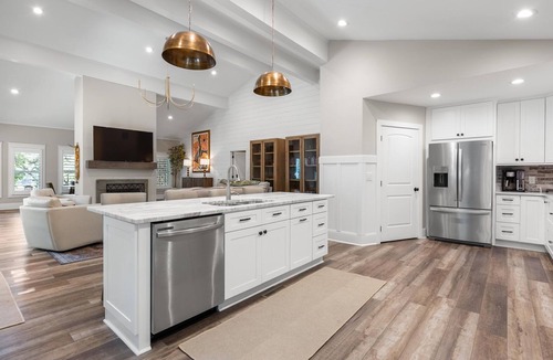 White House | Lake Allatoona house with private dock, hot tub & fire pit. Family and groups!