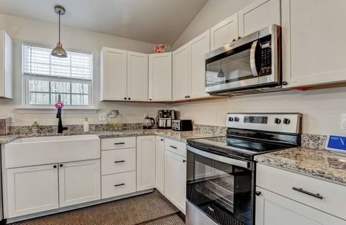 Livingston House | Lake Anna Cabin-Sauna, Cold Plunge, Private Trail, Gazebo, Yoga Studio