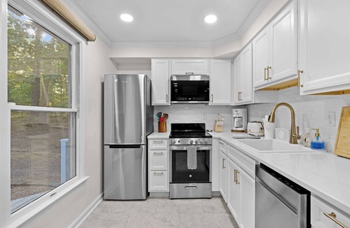 Blue Water Ski Chalet | Lake Anna Cottage w Hot Tub, Kayaks & Boat Launch