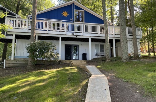 Livingston House | Lake Anna Public Side One Bedroom & Full Bathroom and is a room rental!