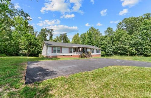 Bumpass House | Lake Anna Water Access Slps 8 Boat Slip Hammock and Volleyball