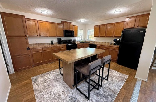 Manchester House | Lake Delhi Acreage w/Bunkhouse, Views & Parking