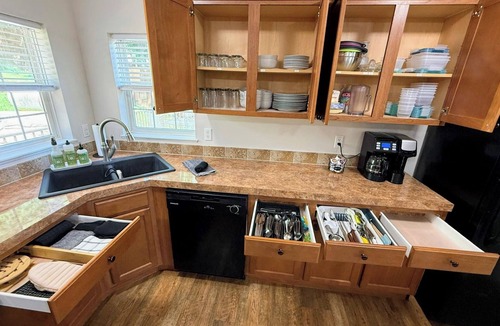Manchester House | Lake Delhi Acreage w/Bunkhouse, Views & Parking
