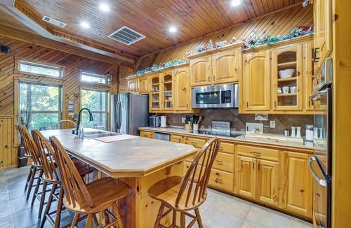 Hoyt Cabin | Lake Eufaula Cabin w/Hot Tub & Large Deck