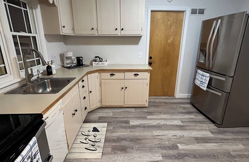 Worthington House | Lake front 2-bedroom house with WiFi and AC in welcoming Worthington