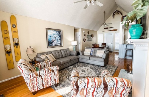 Vincent House | LAKE FRONT HOME! Sleeps 12. Bonus room with bunks, ping pong and playstation.