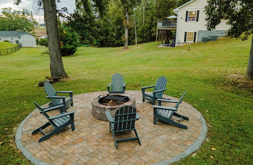 Waterloo House | Lake front/kayaks/private dock/firepit/game room w/pool table/sleeps up to 14