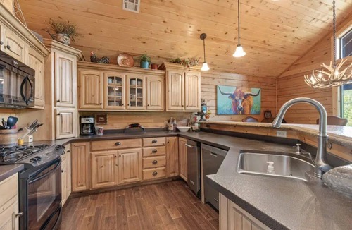 Eucha House | LAKE FRONT! Lodge Style 6-bedroom Cabin & Private Dock. Great for families.