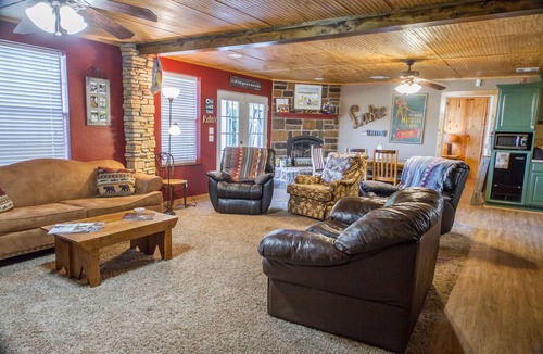 Shawnee House | LAKE FRONT Property; Secluded & Private; Sleeps 18; Located 30 miles from OKC