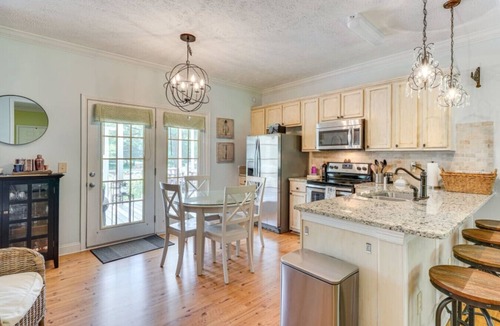 Henrico House | Lake Gaston Waterfront w Private Dock & Kayaks