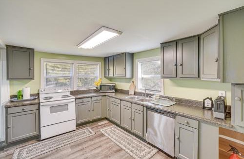 Guntersville House | Lake Guntersville Home: 1 Mi to Boat Ramp!