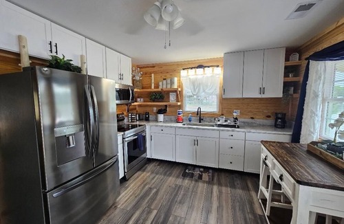 Tunnel Hill Cabin | Lake Haven Cottage-Lake front