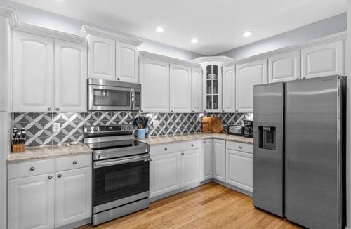 Whitby Cove House | Lake It Easy | Top Location | Flat Lot
