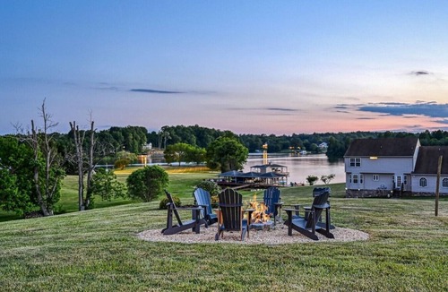 Livingston House | Lake Life with All The Views