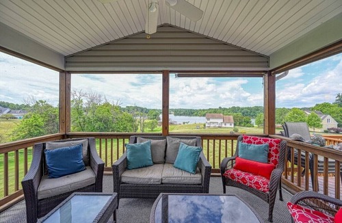 Livingston House | Lake Life with All The Views