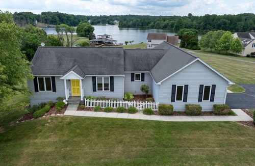 Livingston House | Lake Life with All The Views
