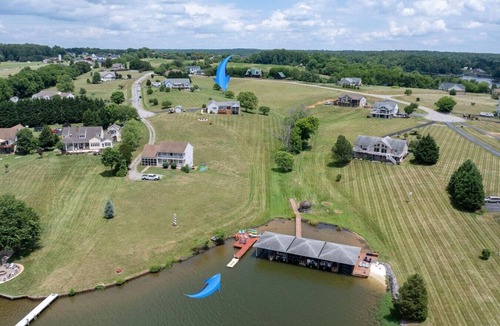 Livingston House | Lake Life with All The Views