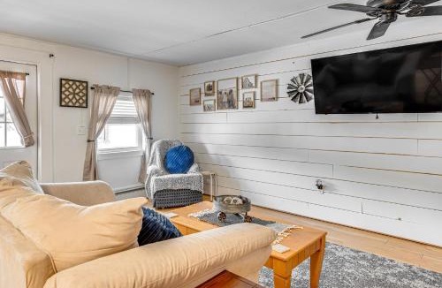 Barton Apartment | Lake & Mtn Views: Vermont Couple's Retreat!
