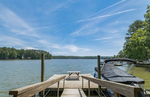White Oak House | Lake Wateree Vacation Home by RedAwning