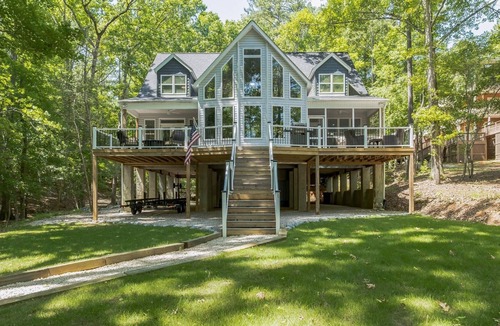 White Oak House | Lake Wateree Vacation Home by RedAwning