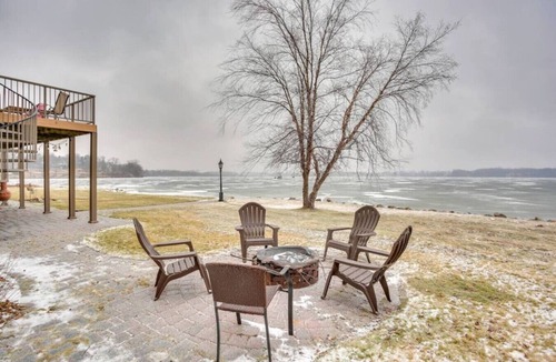 Howard Lake House | Lakefront 3BR | Hot Tub, Pool Table!