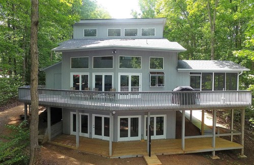 Bumpass House | Lakefront 5 bedroom pet-friendly home on Lake Anna w/game room, hot tub & beach