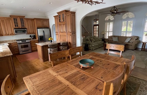 Waleska House | Lakefront 5 BR home nestled on a private cove 1 hr from downtown Atlanta, Ga.