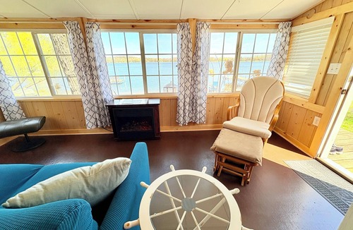 South Haven Cabin | Lakefront Cabin w/Dock & Kayaks, Perfect Summer Stay Rustic Nautic - Cabin 9