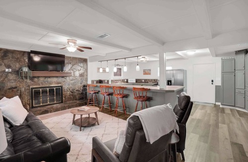 Eclectic Apartment | Lakefront Cabin With Private Dock