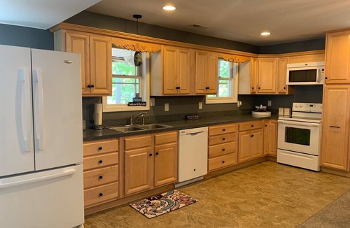 Henrico House | Lakefront Cottages -Sleeps 17 Shared sandy beach and dock area