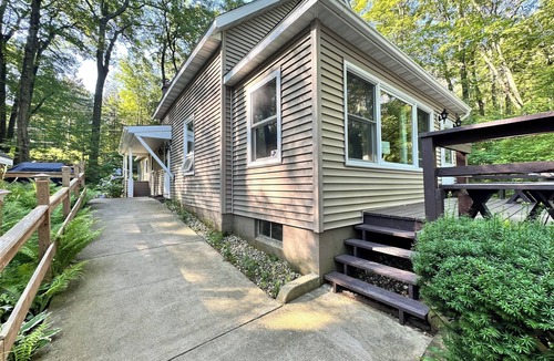 Newaygo Cottage | Lakefront Emerald Cove Cottage-3 bd, 2 ba -Sleeps 10