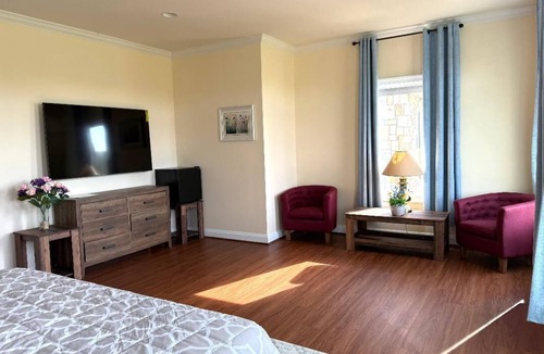 Purcellville Bed & Breakfast | Lakefront Gateway 1 BR 1 Full Bath w/Private Island Access & Breakfast Included