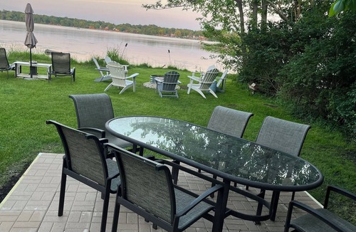 Round Lake Beach House | Lakefront getaway near Navy Base
