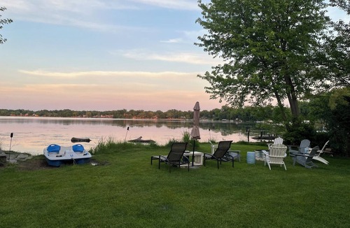 Round Lake Beach House | Lakefront getaway near Navy Base