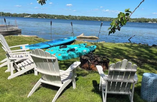 Round Lake Beach House | Lakefront getaway near Navy Base