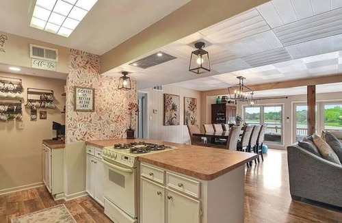 Hilltop Lakes House | LAKEFRONT HOME WITH AMAZING VIEWS ONLY 1 HOUR FROM BRYAN/COLLEGE STATION & WACO.