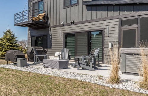 Arlington Cottage | Lakefront home with with Hot Tub & Game Room Sleeps 10
