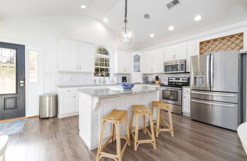Henrico House | Lakefront, Hot Tub, Kayaks, Pool Table & Fire Pit