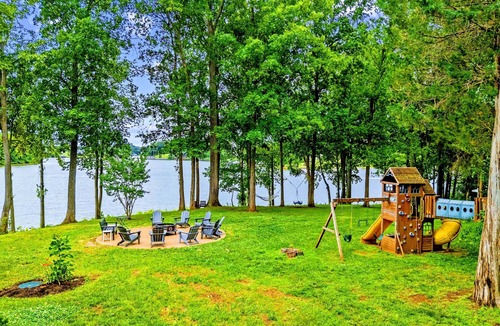 Livingston House | Lakefront Lake Anna, Views, Boat Dock, Hot Tub