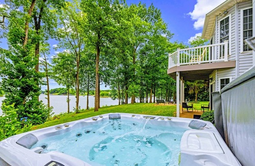 Livingston House | Lakefront Lake Anna, Views, Boat Dock, Hot Tub