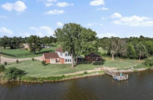 Guthrie House | Lakefront Lodge on Lake Guthrie — Sleeps 8, Private Dock, Stunning Views